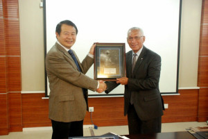 Director of NAOC, Prof. Yan Jun and NASA Administrator, Charles Bolden. Credit: NAOC
