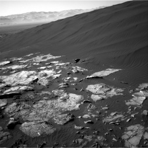Curiosity Navcam Right B image taken on Sol 1215, January 6, 2016. Credit: NASA/JPL-Caltech 