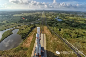 All is ready for maiden liftoff of China's new heavy-lift booster. Credit: CASC via GBTimes